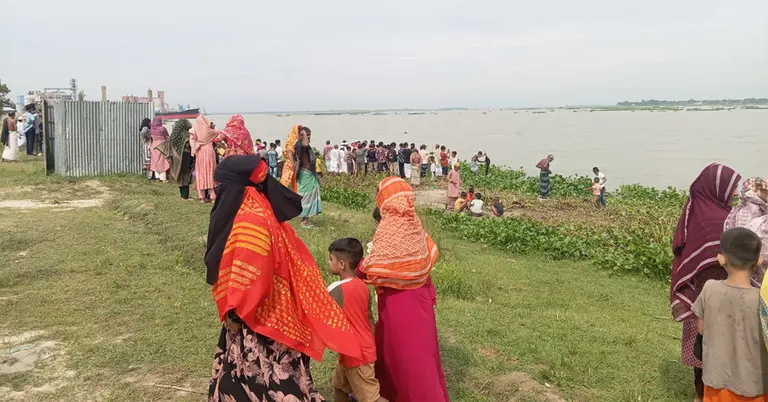 ঘটনাস্থলে স্থানীয়দের ভিড়